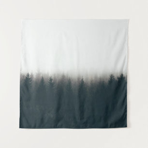 Silhouette von Bäumen, bedeckt von Nebel Wandteppich
