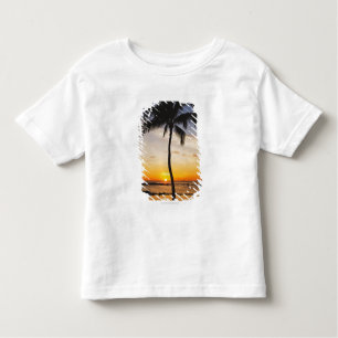 Silhouette von einer Palme durch einen roten Kleinkind T-shirt