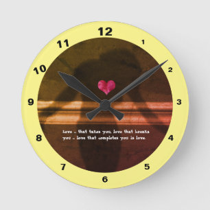 Silhouette von Frauen, Blume und Liebe Text Runde Wanduhr