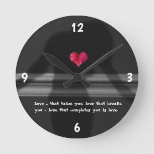 Silhouette von Frauen, Blume und Liebe Text Runde Wanduhr