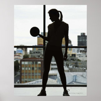 Silhouette von Frauen, die Gewichte im Fitnessraum Poster