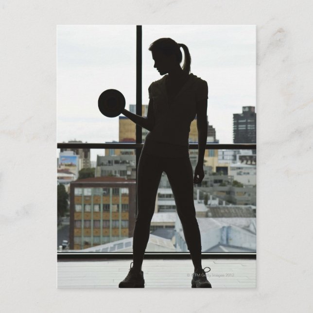 Silhouette von Frauen, die Gewichte im Fitnessraum Postkarte (Vorderseite)