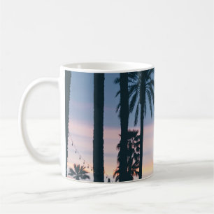 Silhouette von Häusern neben Palmen und Alleen Kaffeetasse