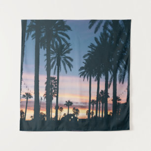 Silhouette von Häusern neben Palmen und Alleen Wandteppich