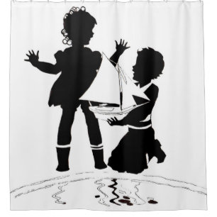 Silhouette von Mädchen und Jungen und Modellschiff Duschvorhang