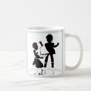 Silhouette von Mädchen und Jungen und Modellschiff Tasse