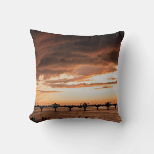 Silhouette von Menschen am Strand während des Sonn Kissen