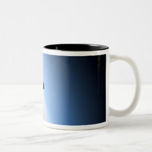 Silhouette von Raumshuttle Bemühung Zweifarbige Tasse