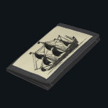Silhouette von Schiffen mit Billflugsegel Tri-fold Geldbeutel<br><div class="desc">Schöne Silhouette eines Segelschiffs mit Billardsegeln. Sie können sogar einige stehende Figuren auf dem Deck sehen,  die den Fortschritt des Schiffes überwachen oder einfach nur die coole Meeresbrise genießen. Wer das Meer Lieben hat,  sollte dieses Stück kaufen!</div>