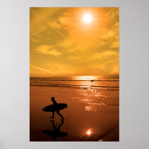 Silhouette von Surfer gehend vom Meer Poster