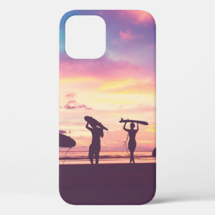 Silhouette von Surfern, die ihre Surfboards tragen Case-Mate iPhone Hülle