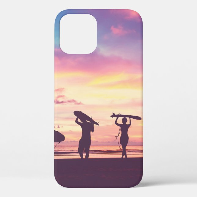 Silhouette von Surfern, die ihre Surfboards tragen Case-Mate iPhone Hülle (Rückseite)