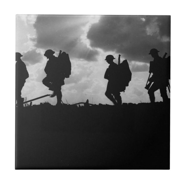 Silhouetted Marching World War I Soldiers (1917) Fliese (Vorderseite)