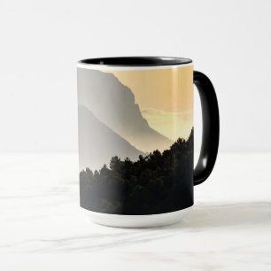 Silhouetten der Berge Tasse