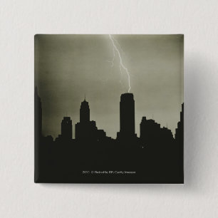 Silhouetten der Wolkenkratzer und des Blitzes im Button