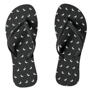 Silhouetten kleiner weißer Bananen auf schwarzer S Flip Flops