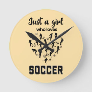 Silhouetten von Mädchen, die Fußball spielen Runde Wanduhr