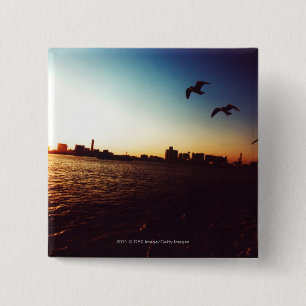 Silhouettierte Tokyo-Bucht-Skyline am Button