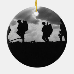 Silhouettierter marschierender Erster Weltkrieg Keramik Ornament