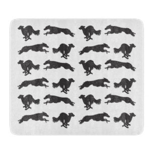 Silken Windhounds laufen Schneidebrett