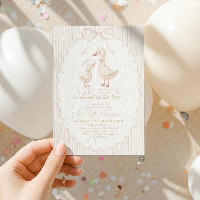 Silly Goose Gender Neutral Beige Baby Shower Einladung (Gender Neutral Baby Shower Invitation with Geese, Beige Stripes and bow)