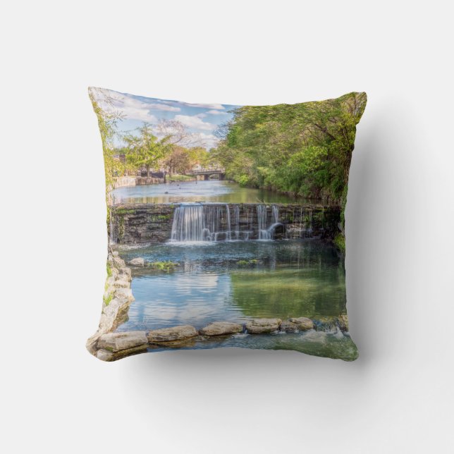 Siloam Springs Sager Creek Wasserfall Kissen (Vorderseite)