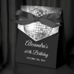 Silver 60. Geburtstagsparty 70's Disco Ball Geschenkschachtel<br><div class="desc">Erleben Sie Ihren 60. Geburtstag mit unserer Disco Ball Geschenkboxen der Silver 60. Geburtstagsparty 70, die eine Touch von Eleganz und Retro-Flair zu Ihrem Meilenstein hinzufügen soll. In einem schimmernden Silberschatten strahlt diese Geschenkboxen Eleganz und Nostalgie aus. Die Diskokuballgrafik bringt Sie zurück in die Diskothek, als die Tanzböden von funkelnden...</div>