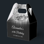 Silver 60. Geburtstagsparty 70's Disco Ball Geschenkschachtel<br><div class="desc">Erleben Sie Ihren 60. Geburtstag mit unserer Disco Ball Geschenkboxen der Silver 60. Geburtstagsparty 70, die eine Touch von Eleganz und Retro-Flair zu Ihrem Meilenstein hinzufügen soll. In einem schimmernden Silberschatten strahlt diese Geschenkboxen Eleganz und Nostalgie aus. Die Diskokuballgrafik bringt Sie zurück in die Diskothek, als die Tanzböden von funkelnden...</div>