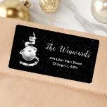 Silver and Black Christmas Ornament Adressaufkleber<br><div class="desc">Dieses elegante und schicke Adressetikett zeichnet sich durch einen silbernen Band-Weihnachtsbaum mit einem Bauble-Ornament aus. Der Text kombiniert handgeschriebene Skripte mit modernen serifenlosen Schriftart für ein elegantes und raffiniertes Aussehen. Der fallende Schnee,  Schneeflocken und Glitzern geben eine festliche und magische Touch. Das ist perfekt für Weihnachten und die Ferienzeit.</div>