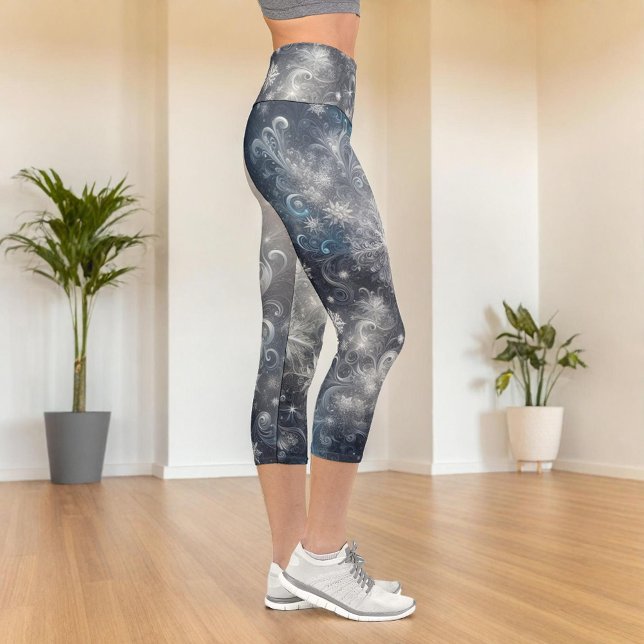 Silver and Blue Snowflake Winter Capri Leggings (Von Creator hochgeladen)