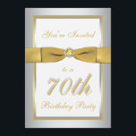Silver and Gold 70. Geburtstag Einladung<br><div class="desc">Stilvolles Silber und Gold 70. Geburtstag Einladung mit DRUCKEN auf Band und schmuckbraune Fibel. Die Einladung ist vollständig anpassbar, sodass Sie die Nummern zu einem 50., 60., 80., 90. Geburtstag oder einer beliebigen Zahl, die Sie benötigen, ändern können. Wenn Sie passende Produkte wie RSVP-Karten, Porto, Briefumschläge etc. benötigen, senden Sie...</div>