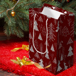 Silver and Red Christmas Tree Forest Pattern Mittlere Geschenktüte<br><div class="desc">Fügen Sie Ihrem Weihnachtsgeschenk eine besondere Touch mit diesem bezaubernden Weihnachtsgeschenksack in Rot und Weiß hinzu. Geschenktasche hat einen Wald von silbernen Imitaten Folie Bäume auf einem roten Hintergrund. Eine großartige personalisierte Touch zu Ihrem saisonalen Feiertag!</div>