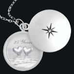 Silver Anniversary Hearts Medaillon<br><div class="desc">Locket mit meinem einfachen Computerwerk von zwei Silberherzen,  die auf Wasser schwimmen. Anpassbarer Text sagt "25 Jahre".</div>