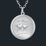 Silver Anniversary Hearts Versilberte Kette<br><div class="desc">Nekklace mit meinem silbernen Bild von zwei Herzen schwimmen auf Wasser. Anpassbarer Text sagt "25 Jahre".</div>