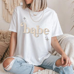 Silver BEIGE Disco Babe Brautparty hen DO Shirt<br><div class="desc">Mit unserer Kollektion Retro Disco Ball Bridal Shower Invitations & Decor können Sie in die Vergangenheit zurückblicken. Tauchen Sie ein in die Nostalgie des 70ers mit gedämpften beigen und grauen Arkaden, die durch zauberhafte Schriftart aus silberfarbenem Glitzer ergänzt werden. Die typische Retro-Disco-Bühne erinnert an eine Zeit des Disco-Glamours und bewahrt...</div>