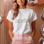 Silver BEIGE Disco Bridge Brautparty in DO Shirt<br><div class="desc">Mit unserer Kollektion Retro Disco Ball Bridal Shower Invitations & Decor können Sie in die Vergangenheit zurückblicken. Tauchen Sie ein in die Nostalgie des 70ers mit gedämpften beigen und grauen Arkaden, die durch zauberhafte Schriftart aus silberfarbenem Glitzer ergänzt werden. Die typische Retro-Disco-Bühne erinnert an eine Zeit des Disco-Glamours und bewahrt...</div>