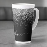 Silver Black Glitzer Script Monogram Girenname Milchtasse<br><div class="desc">Schwarz und Silber Imitate Foil Metallic Sparkle Glitzer Script Monogram Name Latte Coffee Cup Tasse. Das macht den perfekten 16 Geburtstag,  Hochzeit,  Brautparty,  Jubiläum,  Babydusche oder Junggeselinnen-Abschied Geschenk für jemanden,  der Lieben glamourösen Luxus und schicke Stile.</div>