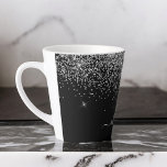 Silver Black Glitzer Script Monogram Girenname Milchtasse<br><div class="desc">Schwarz und Silber Sparkle Glitzer Script Monogram Name Latte Coffee Cup Tasse. Das macht den perfekten 16 Geburtstag,  Hochzeit,  Brautparty,  Jubiläum,  Babydusche oder Junggeselinnen-Abschied Geschenk für jemanden,  der Lieben glamourösen Luxus und schicke Stile.</div>