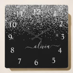 Silver Black Glitzer Script Monogram Girenname Quadratische Wanduhr<br><div class="desc">Monogram Name Clock für den Silver- und Black Sparkle Glitzer Script. Das macht den perfekten 16 Geburtstag,  Hochzeit,  Brautparty,  Jubiläum,  Babydusche oder Junggeselinnen-Abschied Geschenk für jemanden,  der Lieben glamourösen Luxus und schicke Stile.</div>