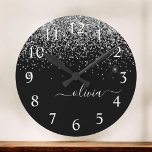 Silver Black Glitzer Script Monogram Girenname Runde Wanduhr<br><div class="desc">Schwarz und Silber Sparkle Glitzer Pinsel Script Monogram Name Clock. Das macht den perfekten 16 Geburtstag,  Hochzeit,  Brautparty,  Jubiläum,  Babydusche oder Junggeselinnen-Abschied Geschenk für jemanden,  der Lieben glamourösen Luxus und schicke Stile.</div>
