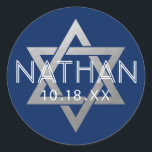 Silver Blue Bar Mitzvah Star von David Custom Runder Aufkleber<br><div class="desc">Elegante moderne, blaue und silberne Bar mitzvah Aufkleber mit individuelle Name, Datum und Star of David Design. Diese Bar mitzvah Gefallen Tag Aufkleber sind stilvolle und klassische Umschlag Aufkleber, oder auf DIY Bar und Fledermaus mitzvah Party Dekor Projekte. Klicken Sie auf Weiter, um Hintergrund- und Textfarbe, Schriftart oder Position zu...</div>