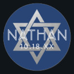 Silver Blue Bar Mitzvah Star von David Custom Runder Aufkleber<br><div class="desc">Elegante moderne, blaue und silberne Bar mitzvah Aufkleber mit individuelle Name, Datum und Star of David Design. Diese Bar mitzvah Gefallen Tag Aufkleber sind stilvolle und klassische Umschlag Aufkleber, oder auf DIY Bar und Fledermaus mitzvah Party Dekor Projekte. Klicken Sie auf Weiter, um Hintergrund- und Textfarbe, Schriftart oder Position zu...</div>