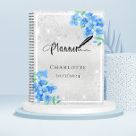 Silver blue floral name Termin 2025 Planer<br><div class="desc">Ein Imitat silber aussehender Hintergrund,  mit blauen Vergessen-nicht-floralen,  Blume. Imitate Glitzer Staub. Personalisieren und fügen Sie ein Jahr,  Name und Titel.</div>