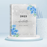 Silver blue floral name Termin 2025 Planer<br><div class="desc">Ein Imitat silber aussehender Hintergrund,  mit blauen Vergessen-nicht-floralen,  Blume. Imitate Glitzer Staub. Personalisieren und fügen Sie ein Jahr,  Name und Titel.</div>