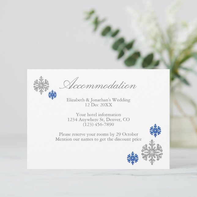 Silver Blue Snowflake Winterunterkunft Card Einladung (Stehend Vorderseite)