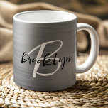Silver Brushed Metal Schwarz-weiß Script Monogram Kaffeetasse<br><div class="desc">Diese elegante personalisierte Kaffee-Tasse zeichnet sich durch ein Monogramm und einen Vornamen in modernem Schwarz-Weiß-Script auf silber gebürstetem Metall aus.</div>