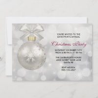 Silver Christmas Ball auf Bokeh Lights Party