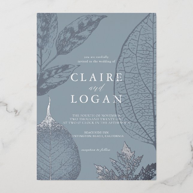 Silver Delicate Blätter Dusty Blue Wedding Folieneinladung (Vorderseite)