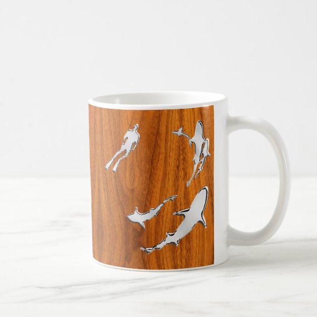 Silver Diver mit Haie auf Teak Veneer Stil Kaffeetasse (Rechts)
