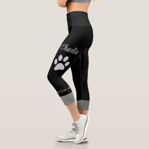 Silver Dog Paw auf schwarzem Hintergrund Capri Leggings